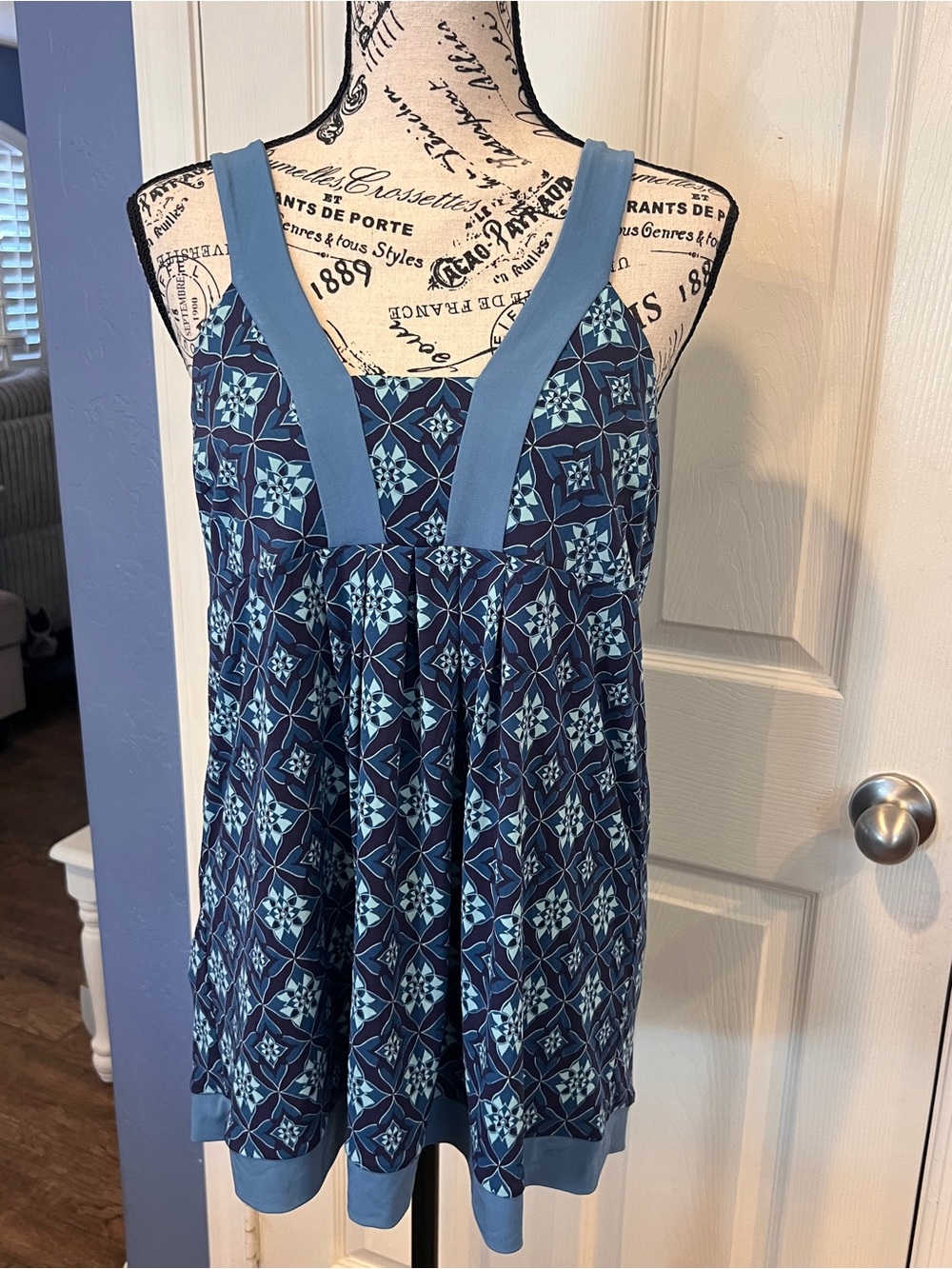 BCBGMAXAZRIA Blue Geometric Floral Sleeveless Empire Waist Tunic Top L Y2K